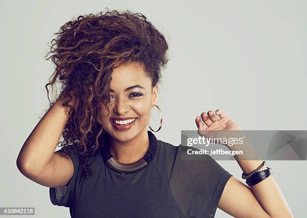 quand mes cheveux ont l’air bien, je me sens bien - boucle accessoire photos et images de collection