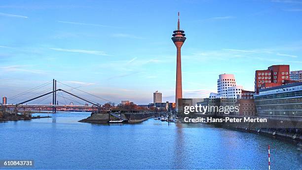 düsseldorf, medienhafen and rheintower - düsseldorf stockfoto's en -beelden