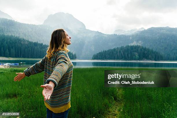 woman near the lake in mountains - inhaling stockfoto's en -beelden