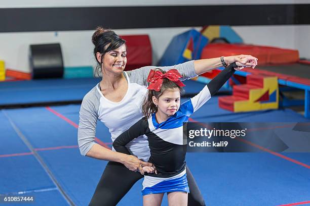 treinador ajudando a menina na equipe de liderança de torcida autista - teen cheerleader - fotografias e filmes do acervo