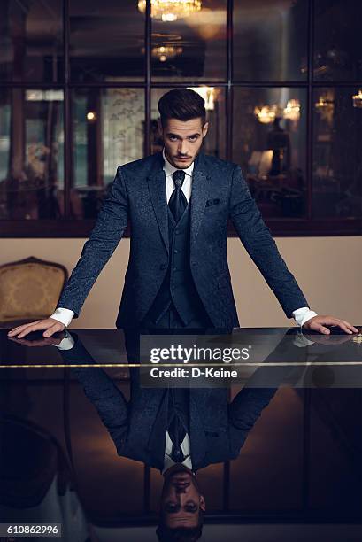 hombre - model in suit fotografías e imágenes de stock