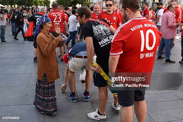 Bayern supporter argues with a beggar in Madrid. Several Bayern Munich supporters have been accused of humiliating beggars at Plaza Ópera of Madrid...