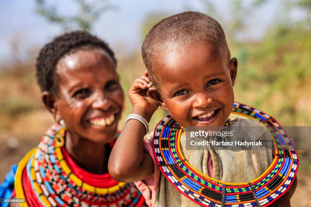 Mujer africana sentada con su bebé, Kenia, África oriental