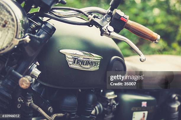 vintage triumph motorcycle - triumph motorcycle stockfoto's en -beelden