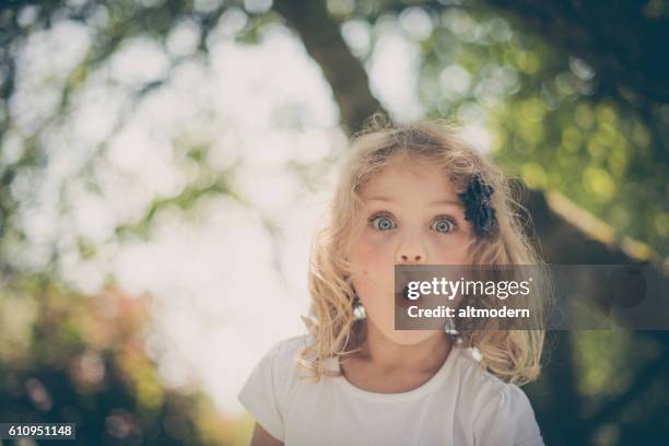 niña rubia sorprendida con ojos azules - sorpresa fotografías e imágenes de stock