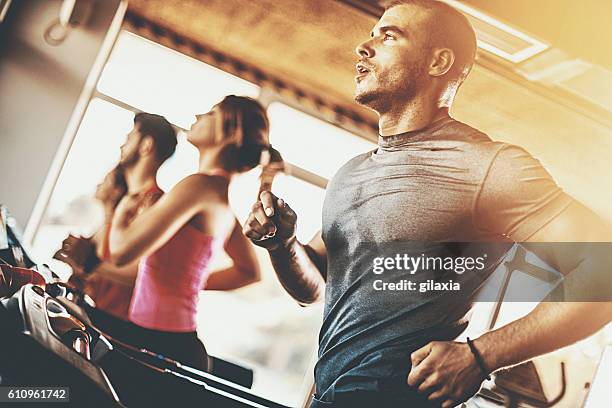 treadmill workout. - running on treadmill stockfoto's en -beelden