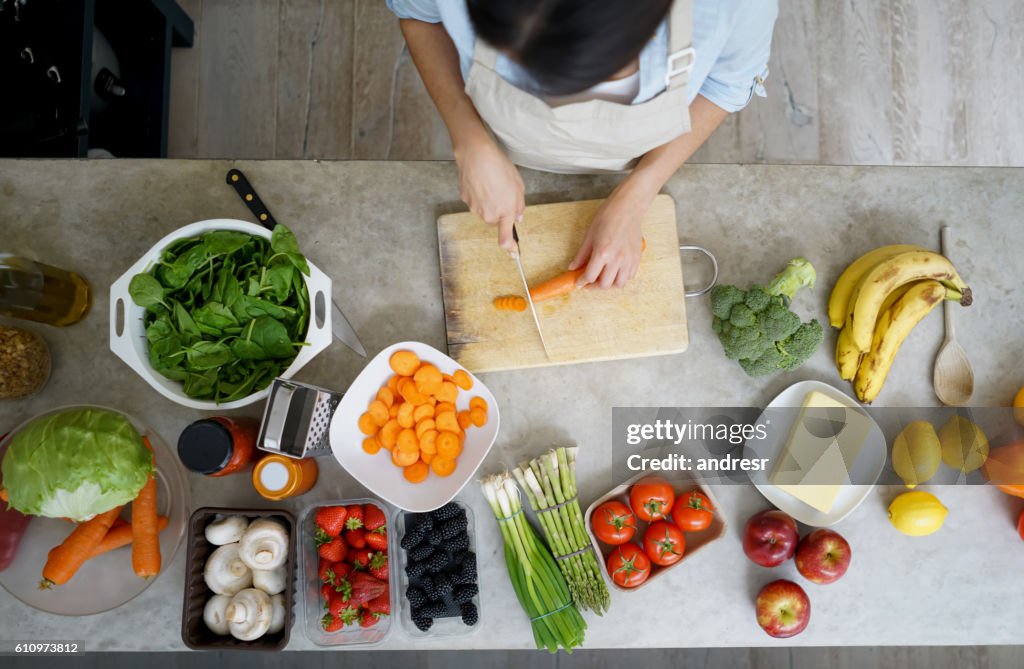 Primo primo posto su una donna che cucina a casa