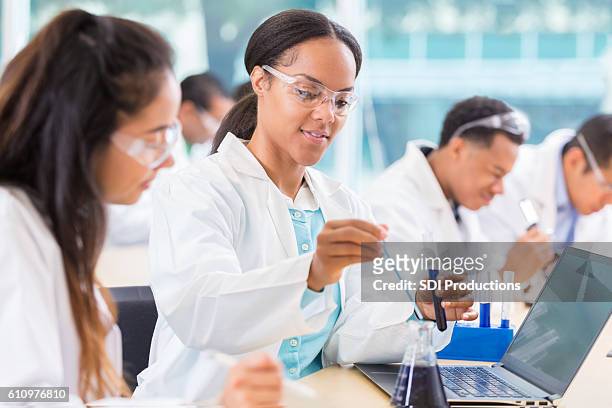 chemiker arbeiten an projekt im labor - science lab school stock-fotos und bilder