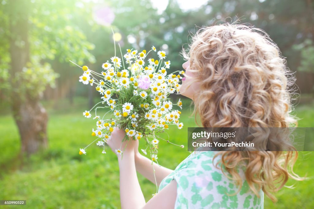 Porträt ein Mädchen mit einem Blumenstrauß