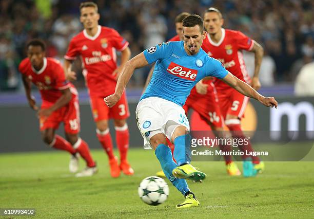 Arkadiusz Milik of Napoli scores his tem's third goal with penalty during the UEFA Champions League match between SSC Napoli and Benfica at Stadio...