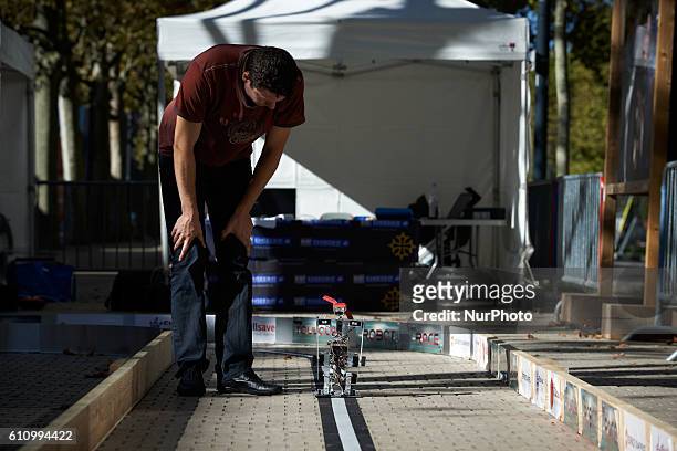 Robots race took place in Toulouse, France, on 28 September 2016. Machines are either cars or walking robots. They were supposed to run a 110 meters...