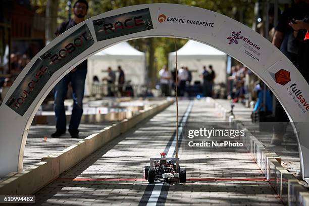 Robots race took place in Toulouse, France, on 28 September 2016. Machines are either cars or walking robots. They were supposed to run a 110 meters...