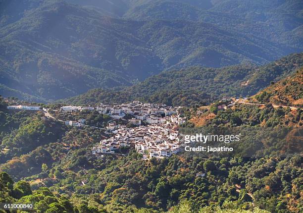 benarrabá, it is one of the beautiful white villages of the province of malaga, located in the serrania de ronda. andalusia - grazalema photos et images de collection