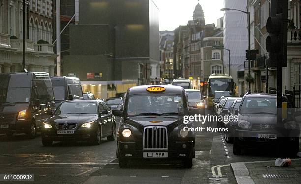 europe, uk, england, london, mayfair, view of taxi - taxi imagens e fotografias de stock