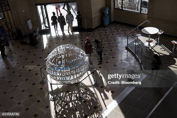 144 Att Flagship Store Photos & High Res Pictures - Getty Images