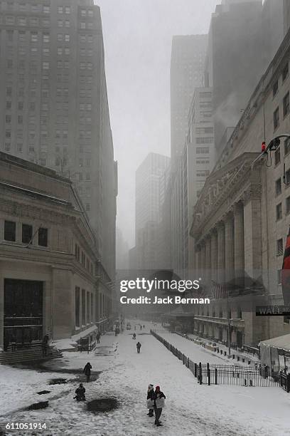 nyc winter - wall street lower manhattan stock pictures, royalty-free photos & images