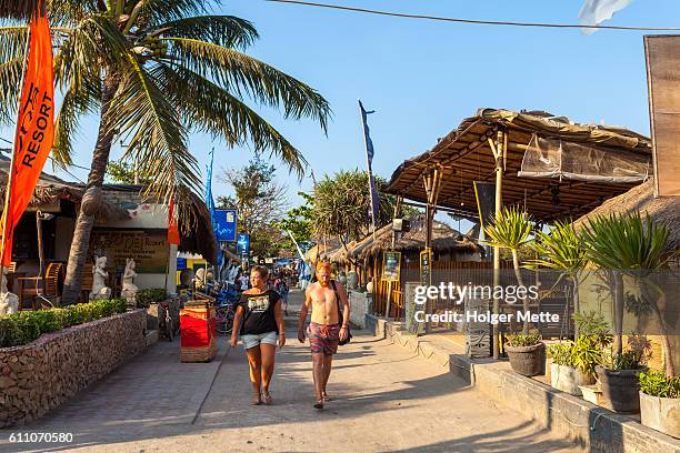 seaside street in the gili islands in lombok, indonesia - gili trawangan stockfoto's en -beelden