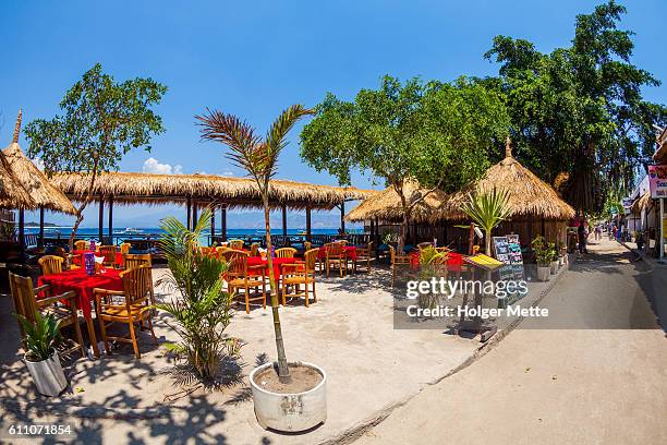 seaside restaurant in gili islands in lombok, indonesia - gili trawangan stockfoto's en -beelden