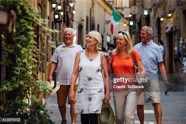 reife paare, die sich in der altstadt italiens umsehen - adventure traveler stock-fotos und bilder