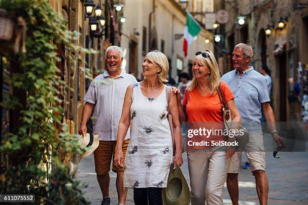 couples d’âge mûr regardant autour de la vieille ville italienne - adulte dâge mûr photos et images de collection