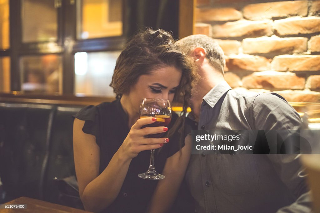 Paar Genießen Sie den Abend in der Cocktail-Bar