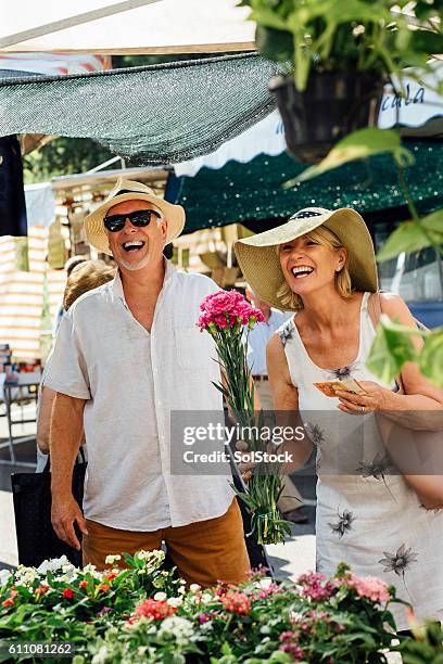 i must buy this bunch of carnations! - a woman wear hat and sunglasses stock pictures, royalty-free photos & images