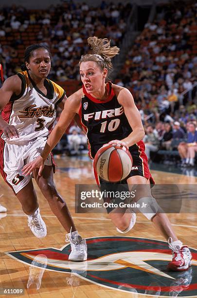 Jackie Stiles of the Portland Fire driving to the basket during the... News Photo - Getty Images
