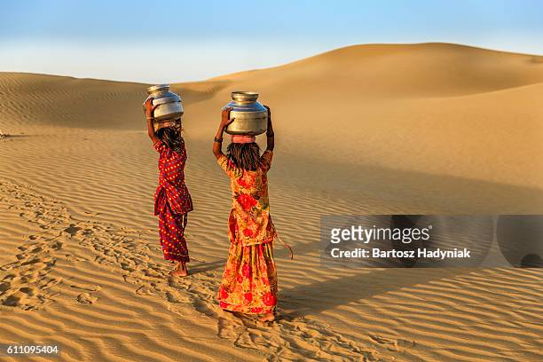 indian meninas carregar na cabeça água do bem - child labor - fotografias e filmes do acervo