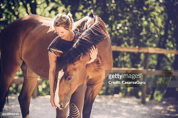 junge frau portrait mit ihrem pferd - 1 woman 1 horse stock-fotos und bilder