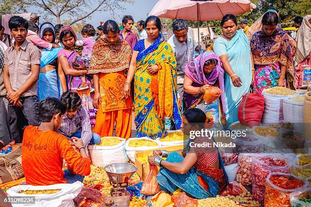 spice markets in delhi, india - indian spices stockfoto's en -beelden