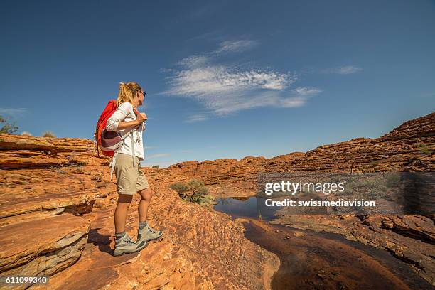 young woman hiking in australia - kings canyon australia stockfoto's en -beelden