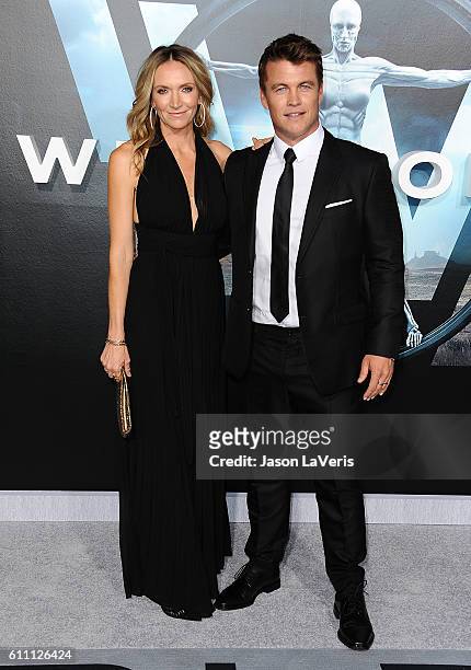 Actor Luke Hemsworth and wife Samantha Hemsworth attend the premiere of "Westworld" at TCL Chinese Theatre on September 28, 2016 in Hollywood,...