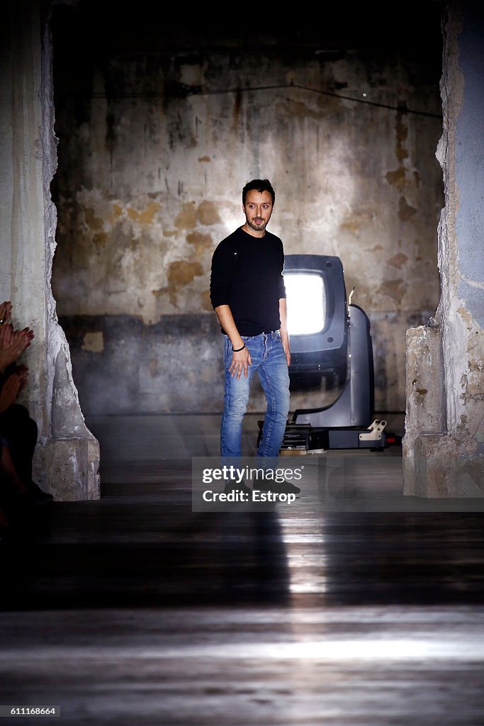 Saint Laurent : Runway - Paris Fashion Week Womenswear Spring/Summer 2017