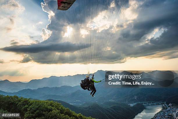 paragliding - gleiten stock-fotos und bilder