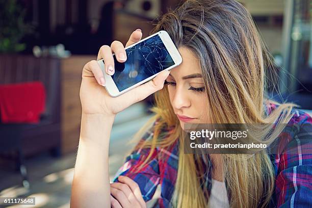 broken mobile phone - smartphone screen stockfoto's en -beelden