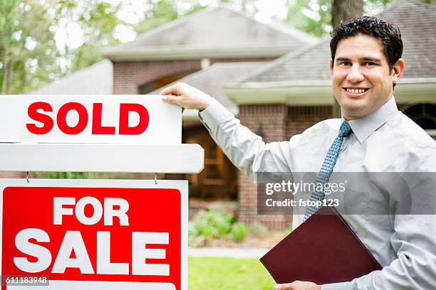 real estate agent with home for sale, sold sign. - estate agent sign stockfoto's en -beelden