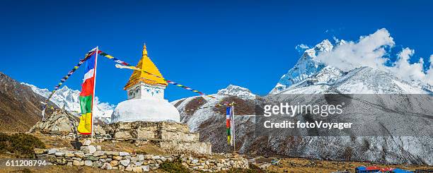drapeaux de prière bouddhiste stupa sanctuaire haut dans les montagnes himalayennes népal - népal photos et images de collection