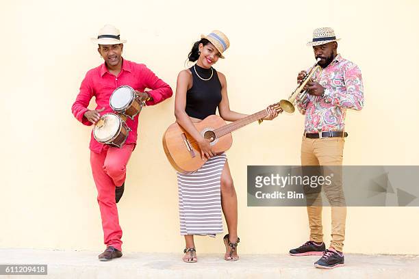 trois musiciens cubains à la havane - musique latino américaine photos et images de collection