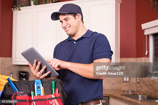repairman working inside customer's home. - inspector 個照片及圖片檔