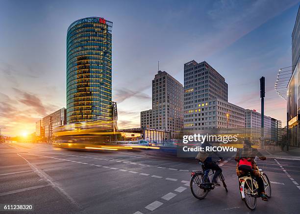 potsdamer platz at sunset with traffic - illuminated red fort ahead of 72nd independence day stockfoto's en -beelden