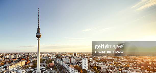 berlin tv tower at sunset - berlin skyline imagens e fotografias de stock