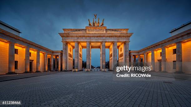 brandenburg gate at sunset - street sunset stock-fotos und bilder