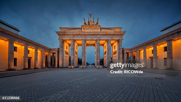 brandenburg gate at sunset - berlin foto e immagini stock