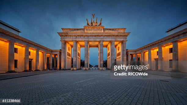 brandenburg gate at sunset - berlin brandenburger tor stockfoto's en -beelden