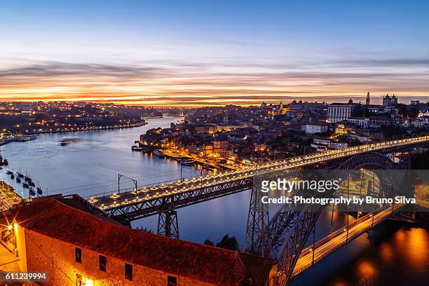 sunset at douro river with bridge luís i at porto, portugal - porto district portugal stockfoto's en -beelden