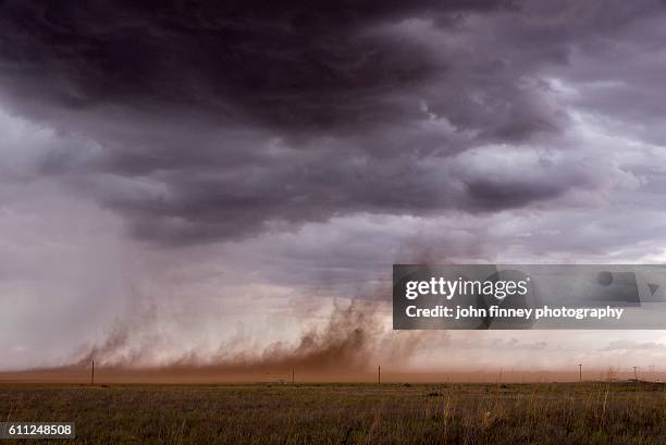 out flow from a thunder storm. strong winds whip up dust in the texas pan handle. texas, usa - amarillo color stockfoto's en -beelden