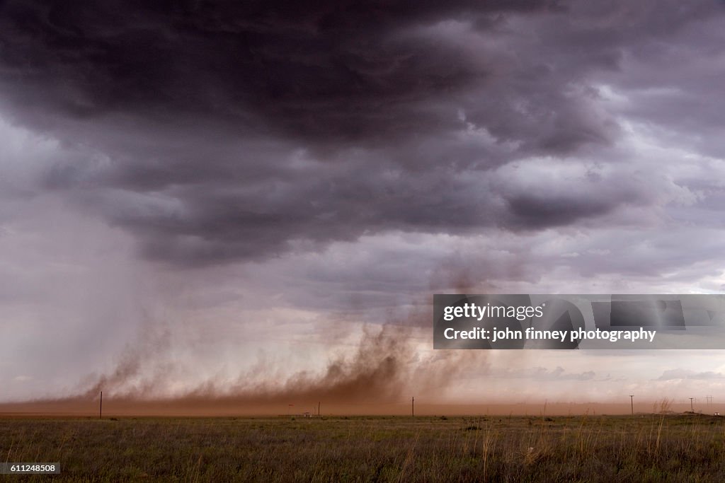 Out flow from a thunder storm. Strong winds whip up dust in the Texas pan handle. Texas, USA