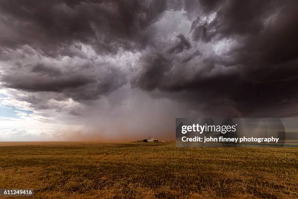 thunderstorm supercell over a loan house. texas, usa. - terreno extremo - fotografias e filmes do acervo