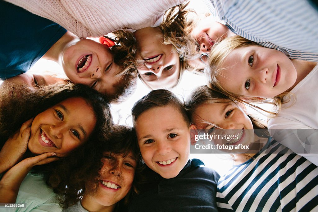 Lachende Gruppe von Kindern im Kreis