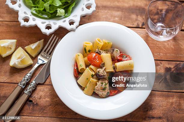 rigatoni with tuna fish and tomato - scombridae imagens e fotografias de stock